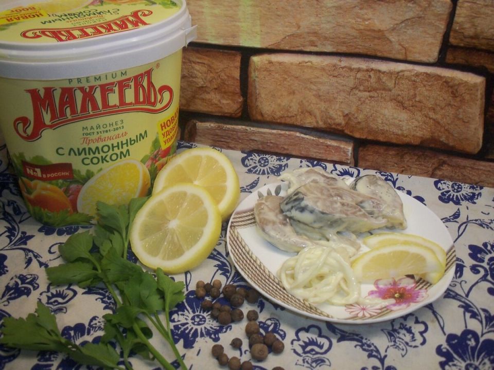 Простой и пикантный рецепт маринованной селедки всего за полчаса