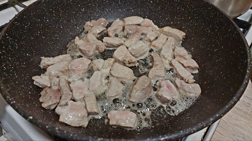 Почему растительное масло пенится при жарке свинины: секреты от кулинаров