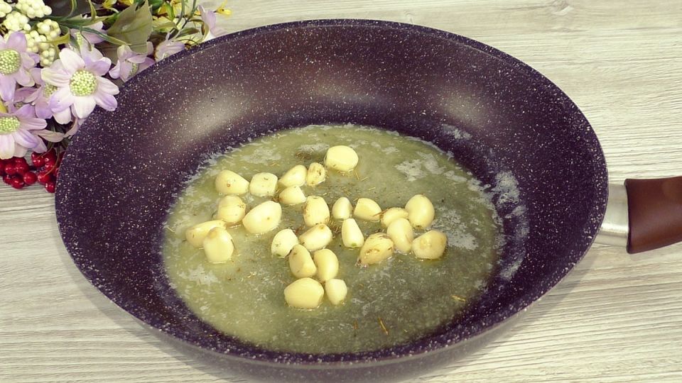 Праздничная курица в духовке: великолепное блюдо с ароматом чеснока и розмарина