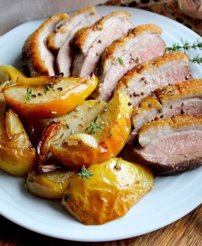 Утиная грудка с фруктовым гарниром: кулинарное искусство на вашем столе