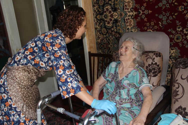 Новые правила ухода за пожилыми: более человечный подход к поддержке