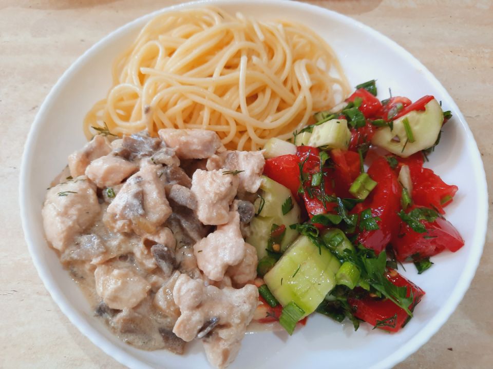 Куриная грудка под сливочным соусом: простой и вкусный рецепт для любителей домашней кухни