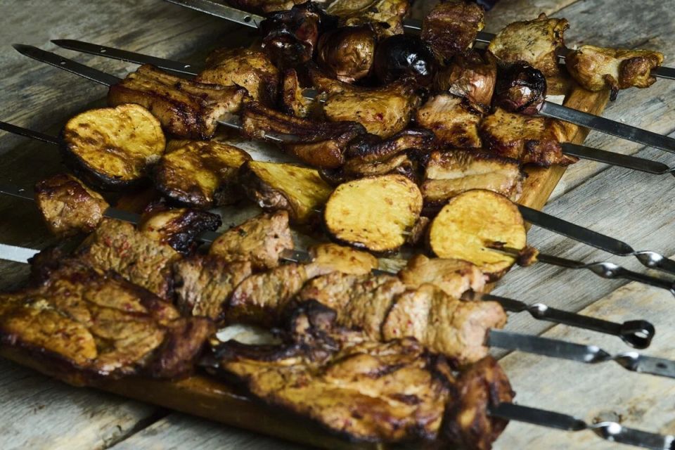 От мцвади до асадо: взгляд на вкус шашлыка от узла к уюту застолья