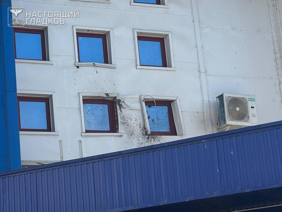 Четыре человека пострадали в результате удара БПЛА по коммерческому объекту в Белгороде, сообщил Гладков