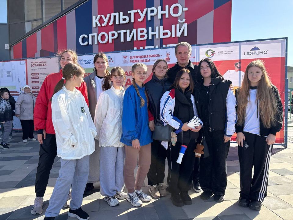 Сегодня в городе Короча прошел традиционный масштабный спортивный праздник — легкоатлетический забег «Губернаторская эстафета», инициированный руководителем региона Вячеславом Гладковым