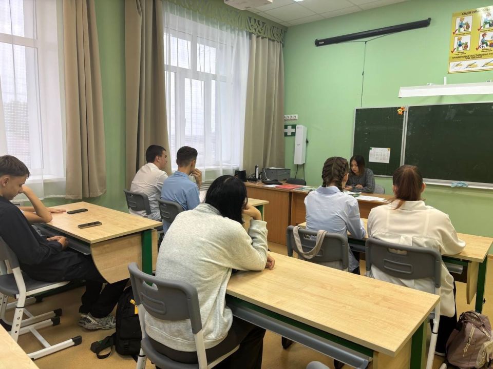 Специалисты по делам молодежи провели для девятиклассников беседу на актуальную тему: «Свет в темноте: борьба с насилием и вредными привычками»