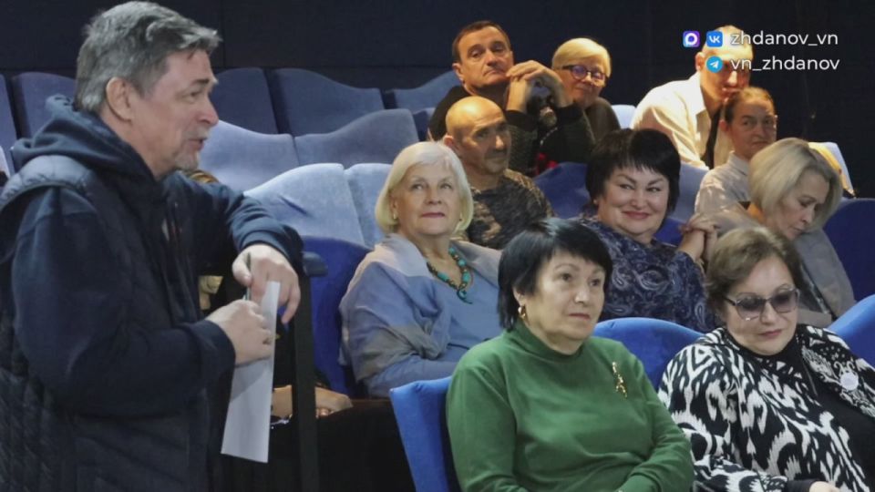 Владимир Жданов: Взглянуть по-новому. В Старооскольском театре для детей и молодёжи имени Б.И. Равенских состоялся показ эскизов спектаклей по произведениям А.П. Чехова в рамках режиссёрской лаборатории «Творческий...