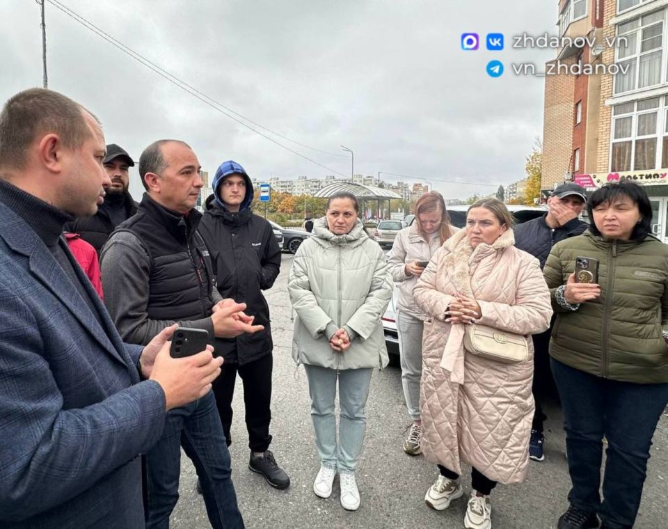Глава администрации Владимир Жданов встретился с жителями многоквартирного дома, пострадавшего в результате атаки ВСУ