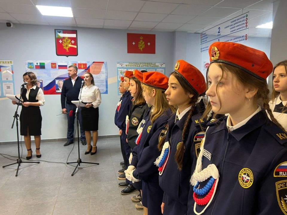 Владимир Переверзев: Сегодня побывал в родной Крюковской школе и участвовал в торжественной церемонии открытия «Парты Героя» в рамках одноименного всероссийского образовательного проекта партии «Единая Россия»