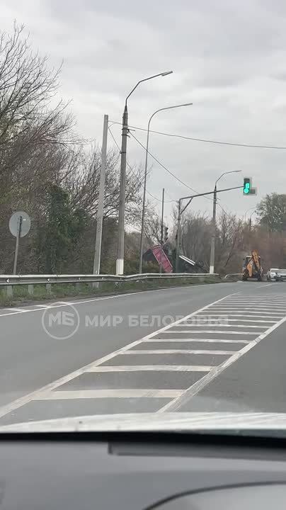 На перекрёстке в Репном перевернулся КамАЗ