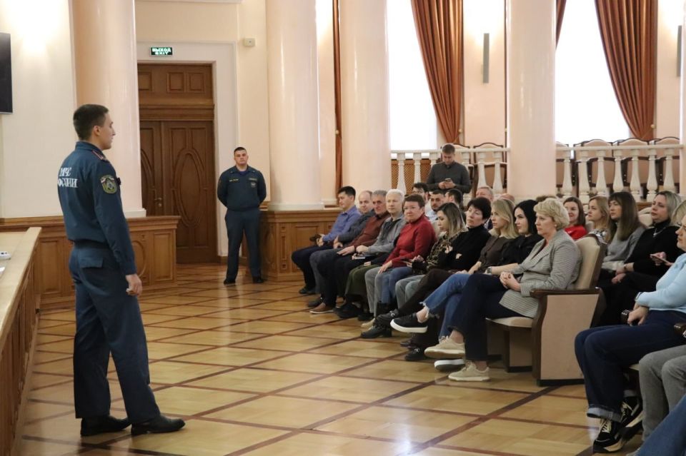 Сотрудники аппарата Белгородской областной Думы прошли обучение по правилам использования огнетушителей