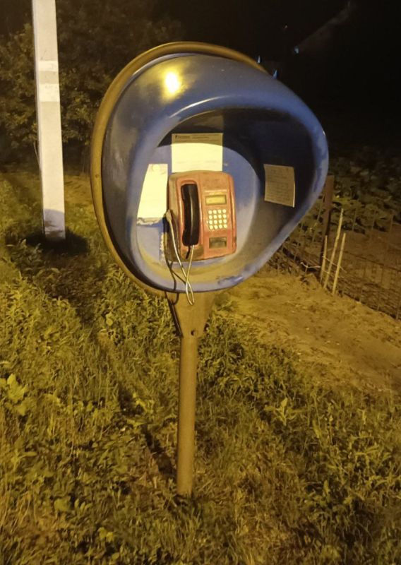 Сергей Лебедев: Телефонная будка в Белгородском районе