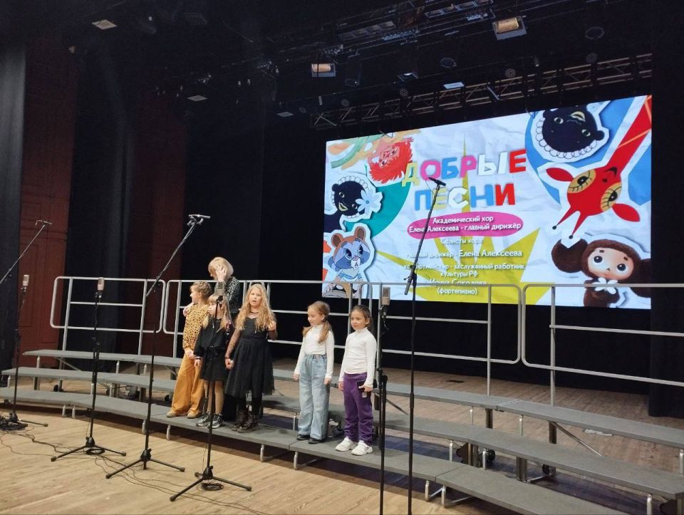 В Белгородской филармонии представили интерактивную музыкальную программу «Добрые песни», посвящённую Дню отца