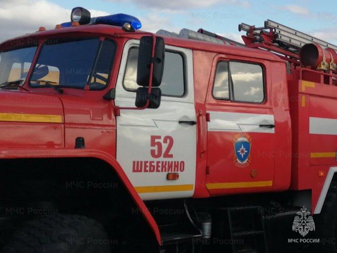 В Шебекино пожарные спасли из огня 76-летнюю женщину и вывели 17 человек, а в Старом Осколе эвакуировали шесть детей и 10 взрослых