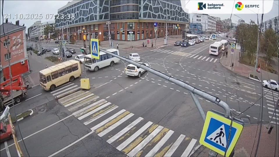 Утром в соцсетях появилось видео, где девушка чудом не попала под машину ДПС на перекрёстке Гражданского проспекта и улицы Белгородского полка в областном центре