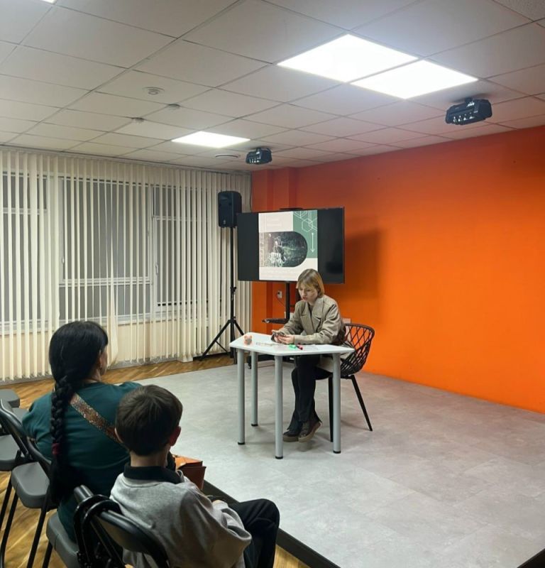 В Арт-резиденции «Соты» универсальной научной библиотеки состоялась лекция «Творчество Тарковского» в рамках цикла встреч, посвящённых выдающимся деятелям отечественного кино