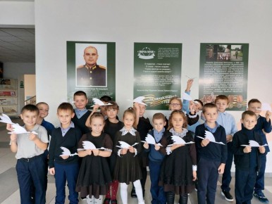 День Белых Журавлей. Обучающиеся Погореловской средней школы совместно с руководителем Людмилой Николаевной Ждановой создали символичных белых журавлей