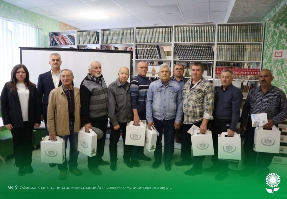 В третье воскресенье октября вся Россия традиционно поздравляет мужчин, стоящих у истоков семьи