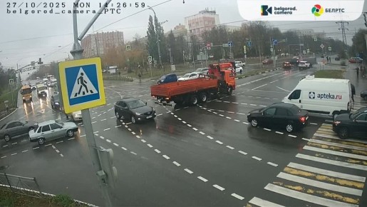На пересечении Богдана Хмельницкого и Студенческой в областном центре столкнулись «КАМАЗ» и «Лада Гранта»