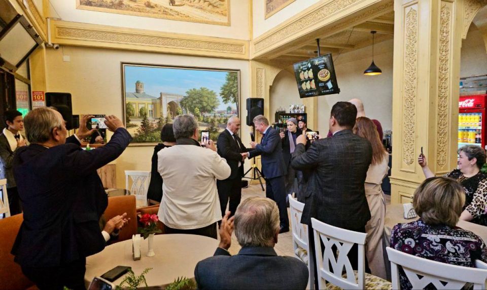 24 октября 2025 года Генеральный консул России в г. Ходженте С.В.Ланкин в торжественной обстановке вручил профессору, доктору технических наук З.А.Разыкову памятную медаль «80 лет атомной отрасли России»