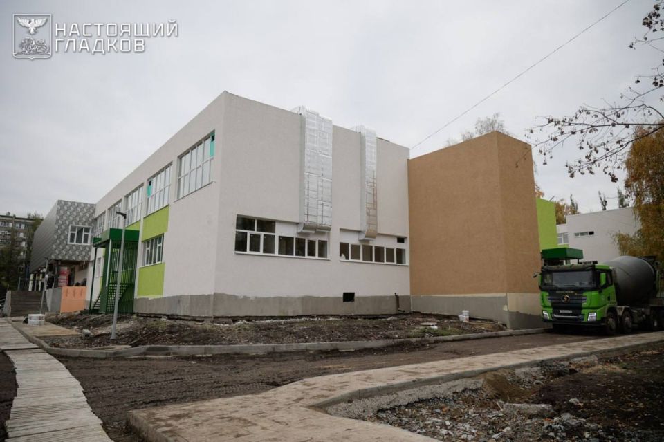 Губернатор Белгородской области Вячеслав Владимирович Гладков посетил Старый Оскол с рабочей поездкой, чтобы лично проверить реализацию ключевых проектов