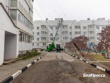 В Шебекино продолжают устанавливать на многоквартирные дома антидроновые сети