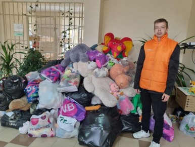 «Это для наших военнослужащих», – с такими словами учащиеся Шебекинской школы с УИОП предали 127 кг мягких игрушек в Центр молодёжных инициатив города Шебекино