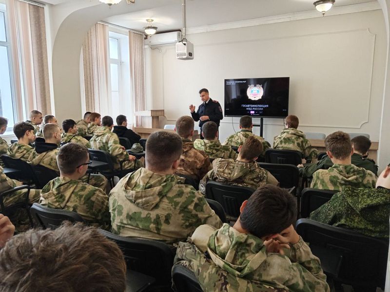 Белгородские автоинспекторы продолжают цикл занятий по ПДД в Центре развития военно-спортивной подготовки «Воин»