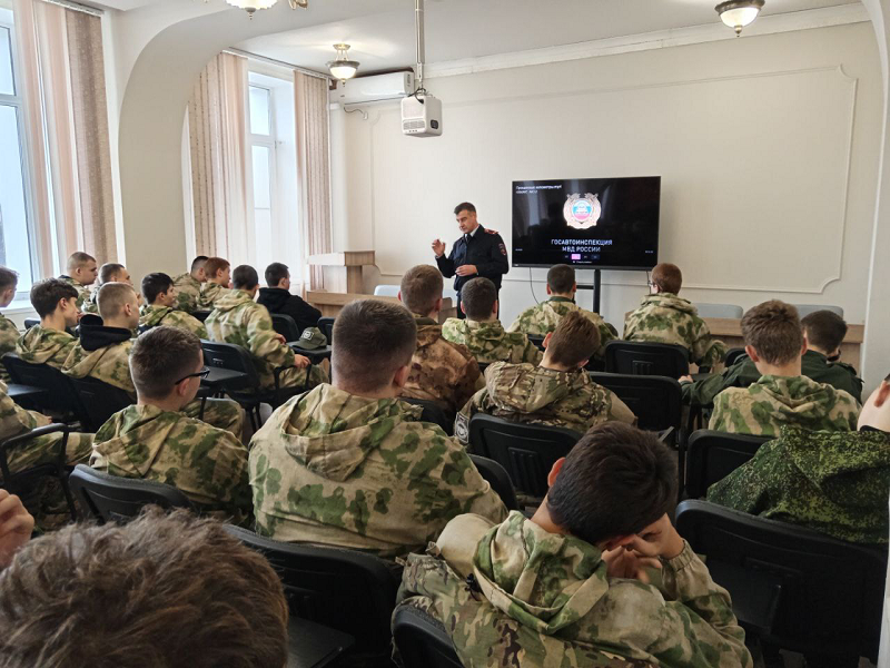 Белгородские автоинспекторы продолжают цикл занятий по ПДД в Центре развития военно-спортивной подготовки «Воин»