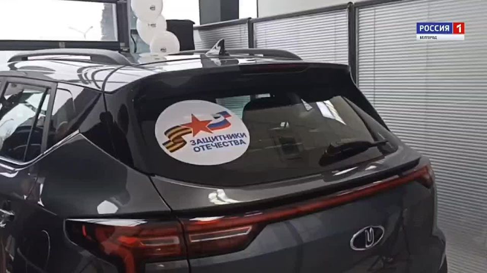 Прямо в эти минуты ветеран спецоперации Александр Задерин получает ключи от нового автомобиля с ручным управлением