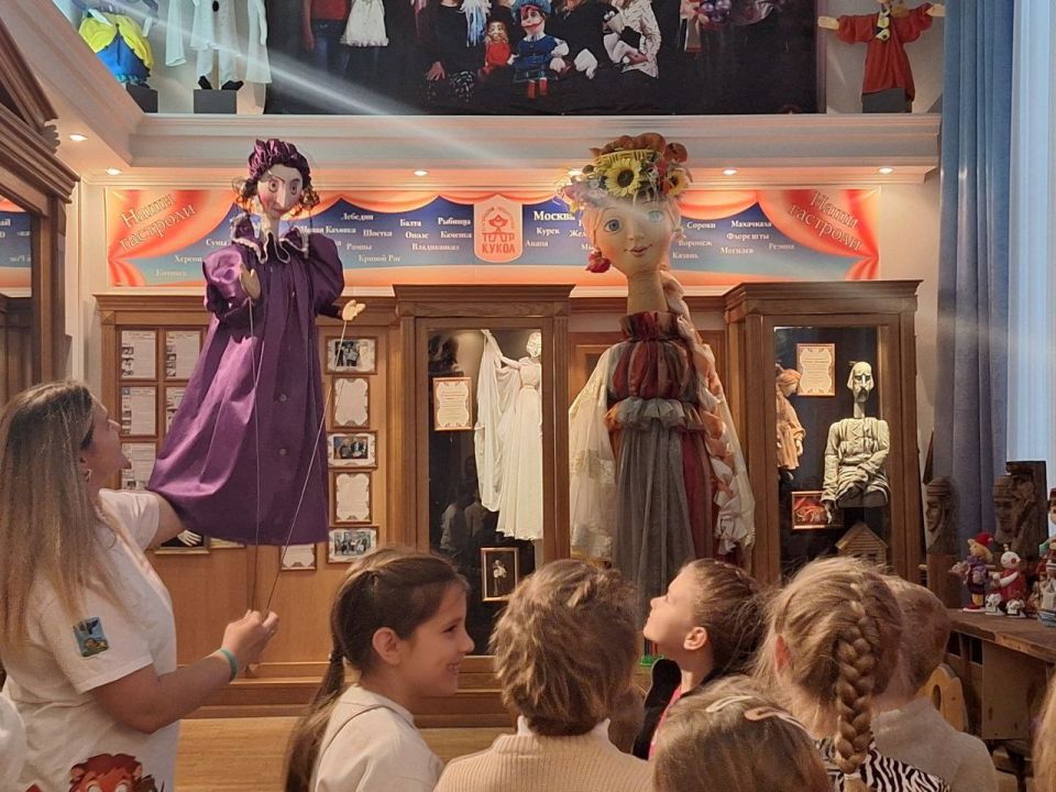 В Белгородском государственном театре кукол прошла экскурсия по закулисью театра для активистов регионального отделения «Движение Первых»