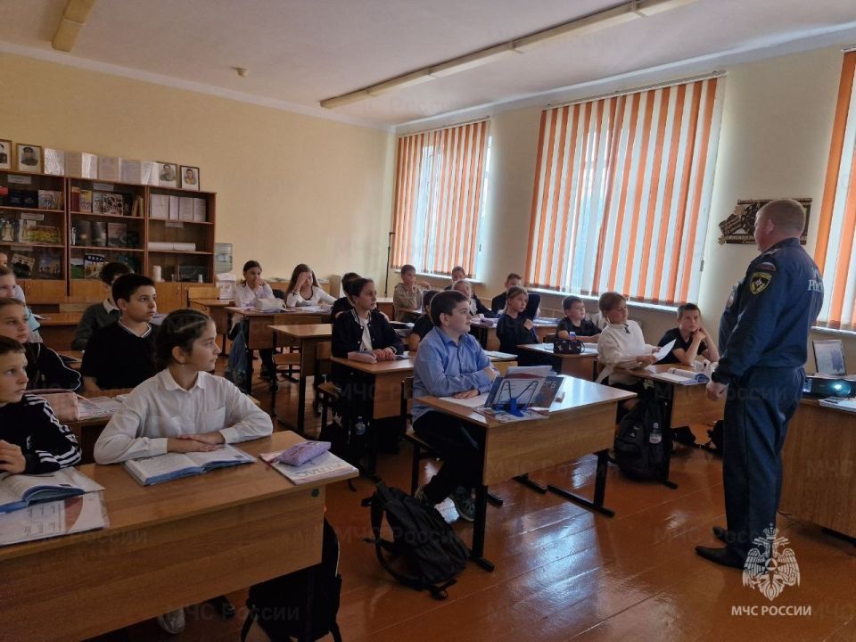 Сотрудники МЧС провели урок безопасности для ивнянских школьников