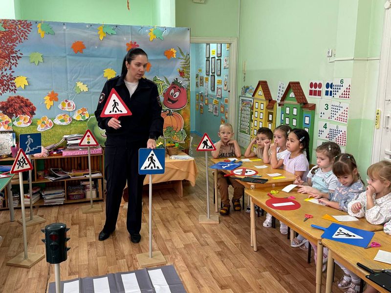 В Белгородской области сотрудники Госавтоинспекции провели для маленьких участников дорожного движения мастер-класс по изготовлению световозвращающих элементов