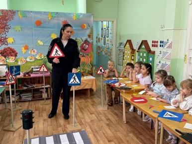 В Белгородской области сотрудники Госавтоинспекции провели для маленьких участников дорожного движения мастер-класс по изготовлению световозвращающих элементов