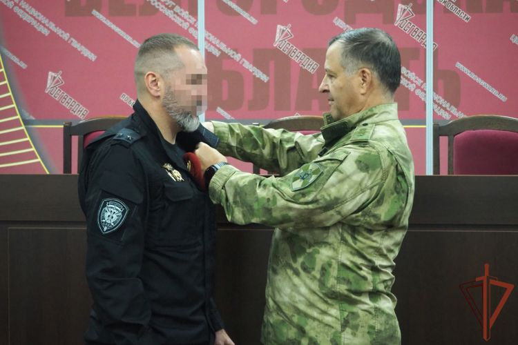 В Белгородской области вручили государственные награды росгвардейцам, выполняющим задачи в рамках введенного режима КТО