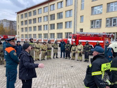 Пожарно-тактические учения прошли в одной из школ Старого Оскола
