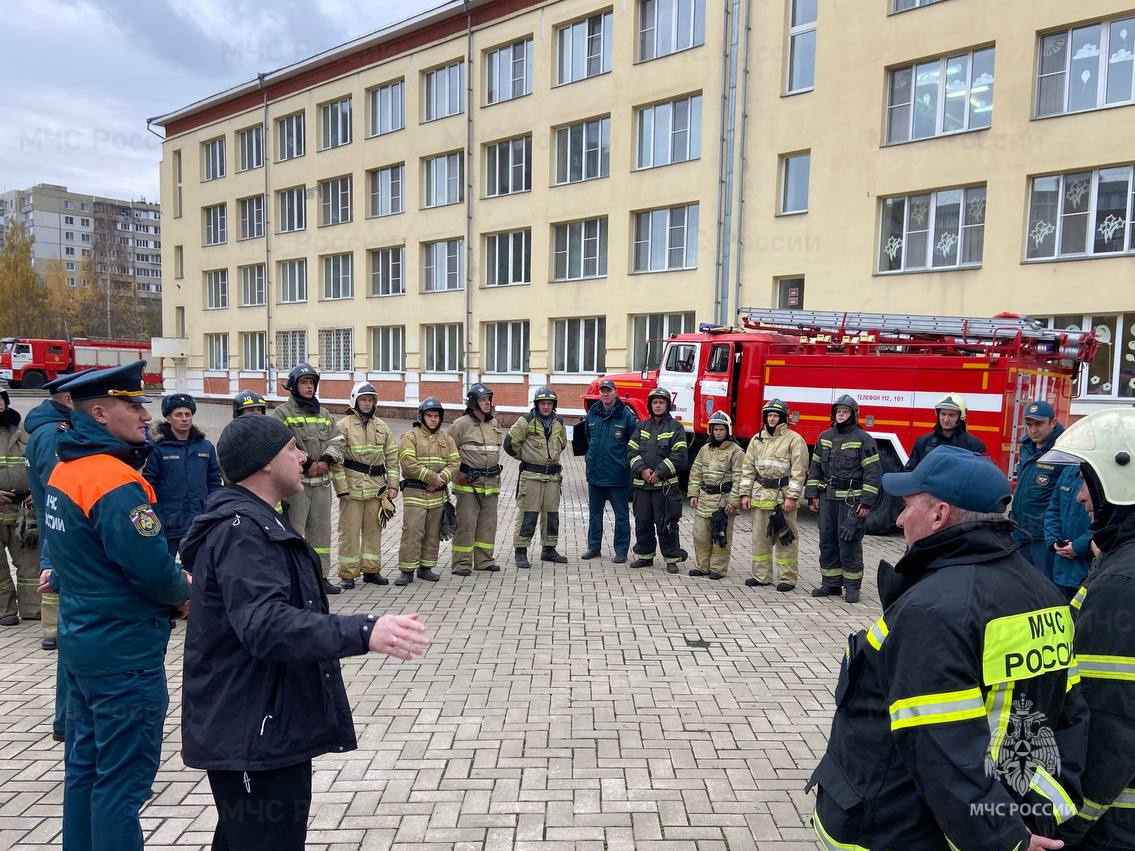 Пожарно-тактические учения прошли в одной из школ Старого Оскола