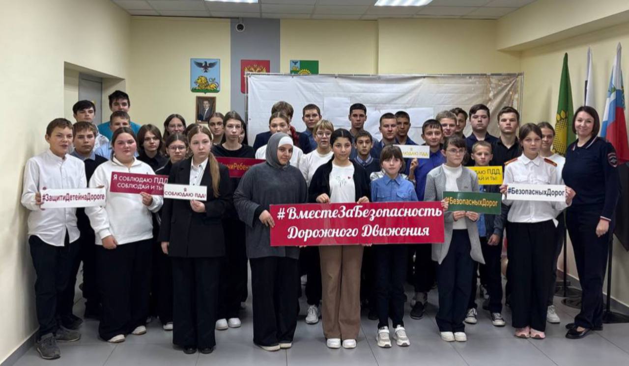 Доброе утро, друзья. Каникулы продолжаются, а это значит нужно быть предельно внимательными на пешеходных переходах и в дворовых территориях В Алексеевке сотрудники Госавтоинспекции вместе с учащимися пришкольных лагерей...