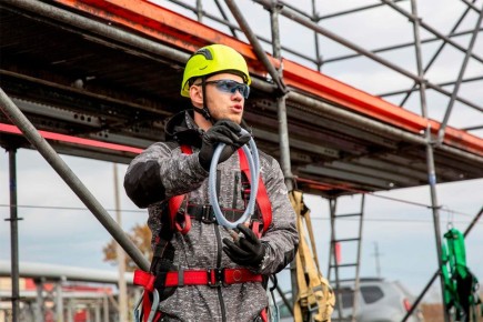 Безопасность на высоте!. На Стойленском ГОКе провели мастер-класс для сотрудников, выполняющих работы на высоте