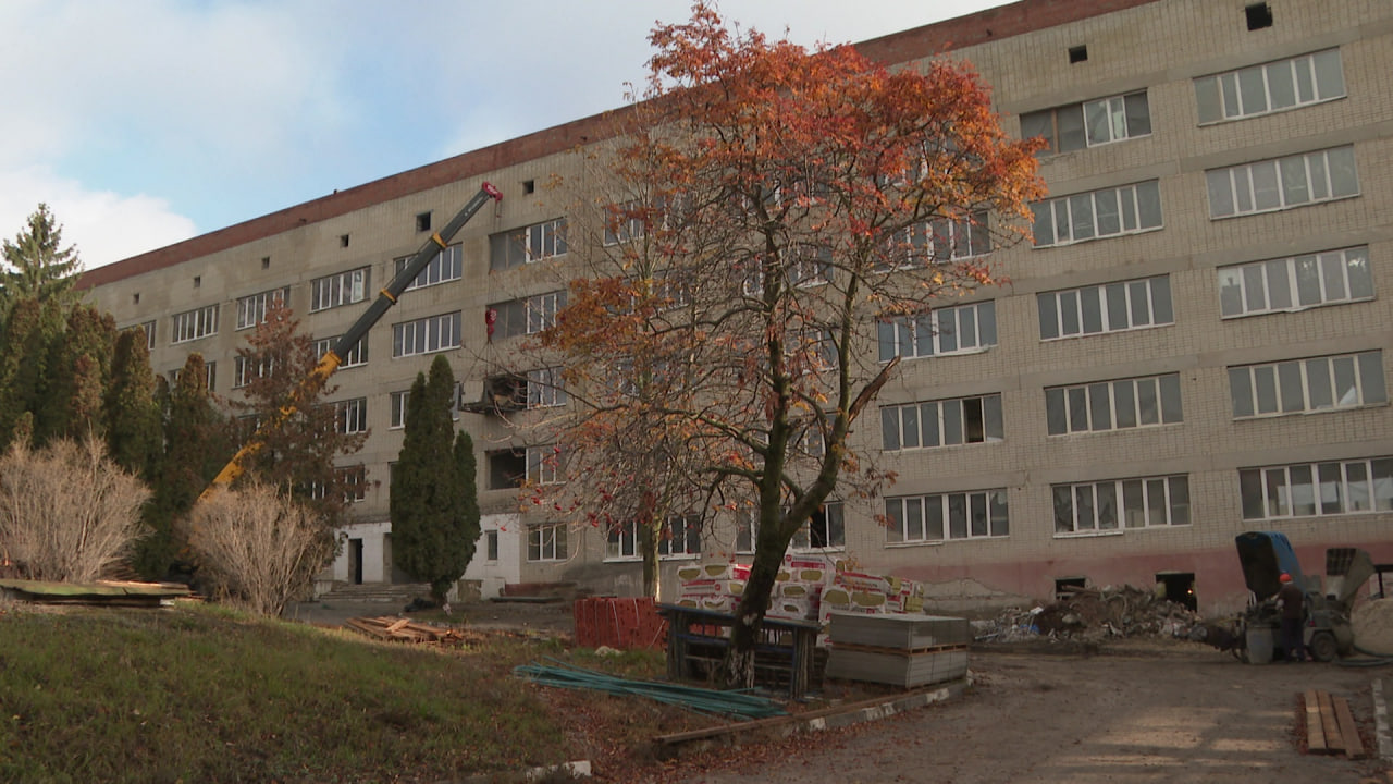 В Белгороде строители демонтировали старые конструкции в госпитале для ветеранов войн