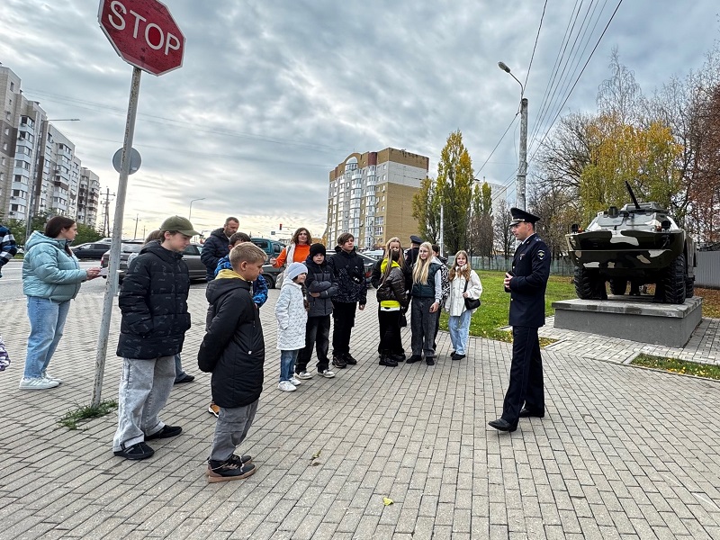 В Белгородской области для школьников организовали экскурсию в отдел полиции