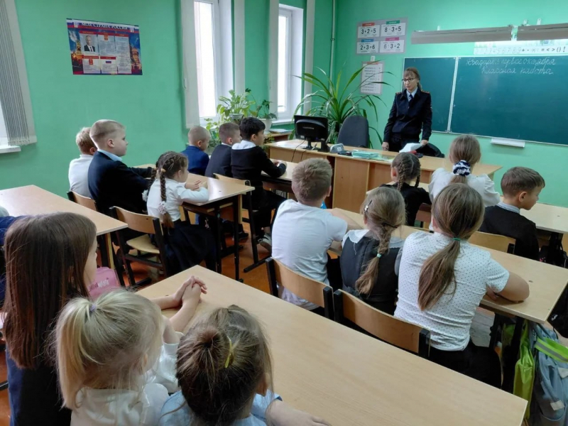 В Алексеевском округе полицейские в рамках профилактической операции «Подросток и закон» провели беседы с подростками