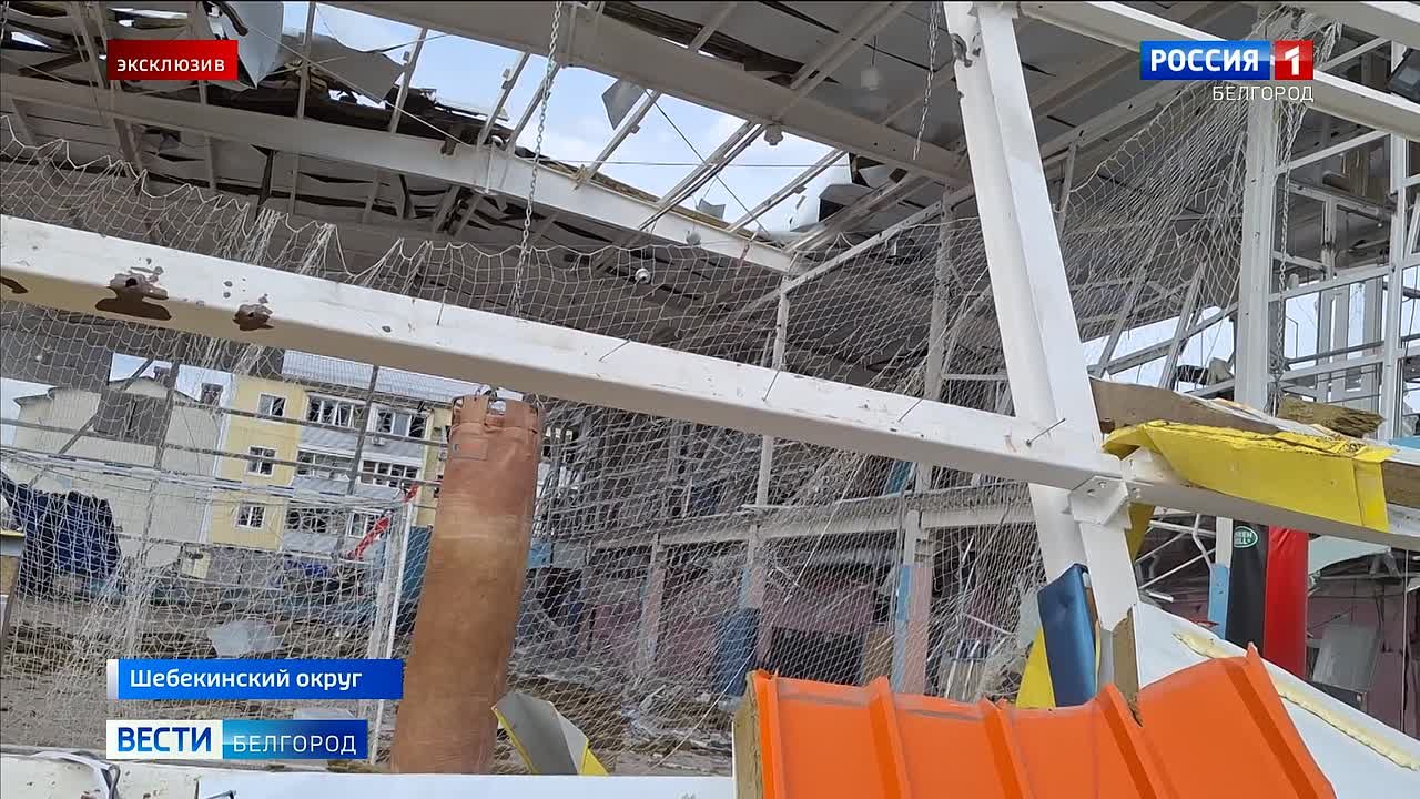 «Вот этот ужасный вражеский осколок. Его хирург достал из артерии Иры. Пробил её, кость. А ещё, говорят, в Шебекино два достали», – супруг Ирины Пикалёвой Андрей показывает нашей съёмочной группе металлический обломок...