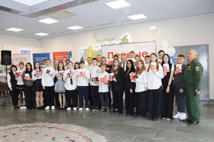 В Волоконовском районе 27 школьникам в рамках акции «Я – гражданин России» торжественно вручили первые паспорта