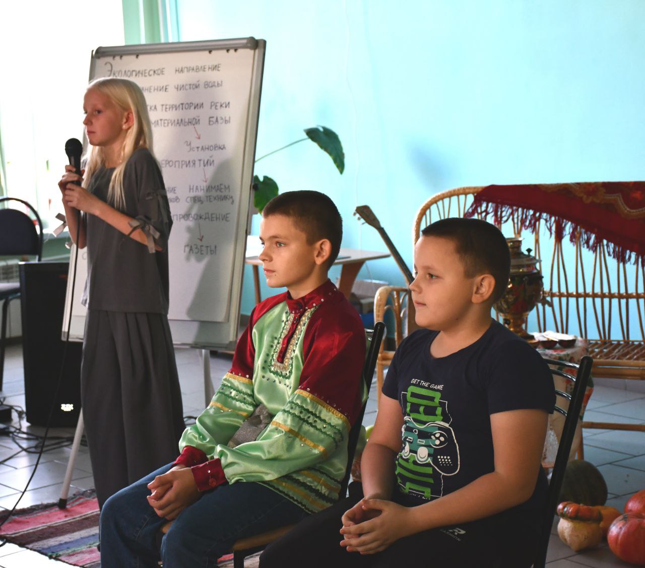 Галина Руденко: Осенние каникулы в разгаре, а в лагере «Чайка» школьники заняты делом! Смена эта необычная – посвящена территориальному общественному самоуправлению, или просто ТОС