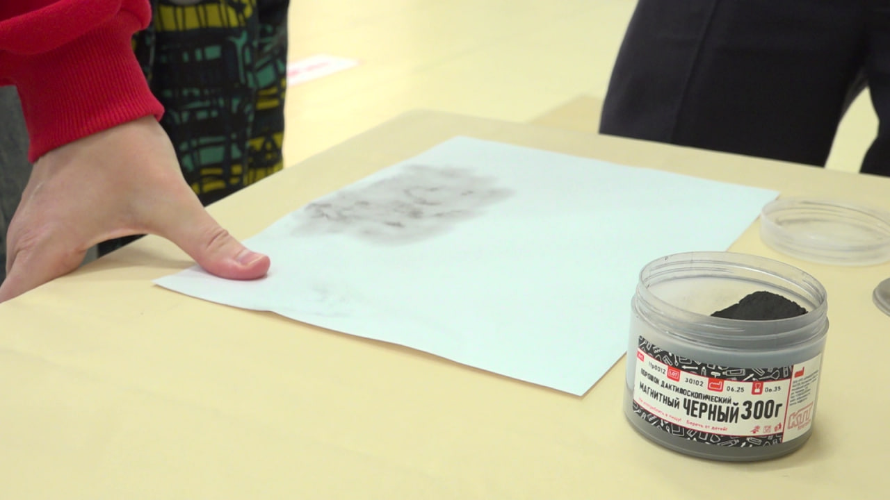 В Старооскольском ТЦ ко Дню сотрудников органов внутренних дел открыли выставку