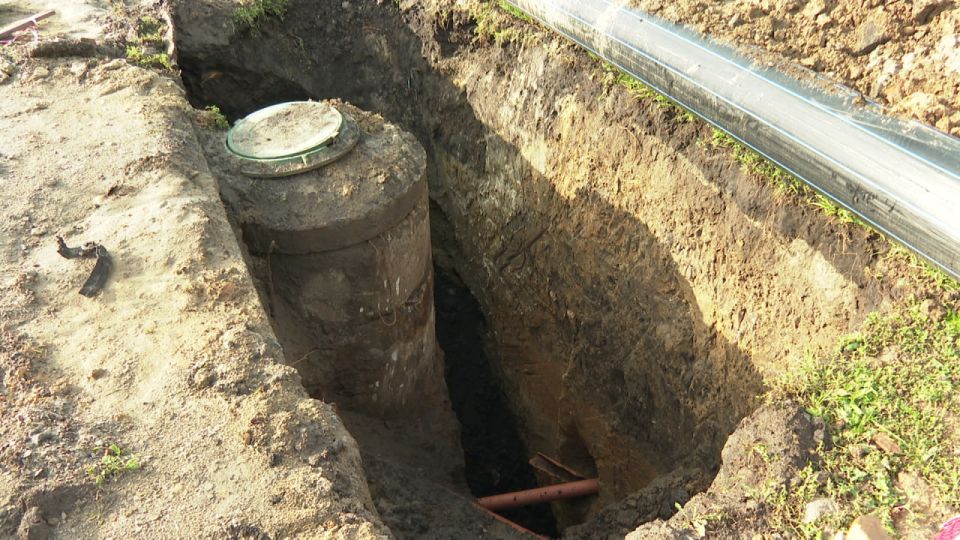 Замена канализационного коллектора в Строителе выполнена на 70%