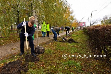 Валентин Демидов: Сегодня вместе с озеленителями и волонтёрами вышли на субботник — высаживали деревья и кустарники на проспекте Богдана Хмельницкого