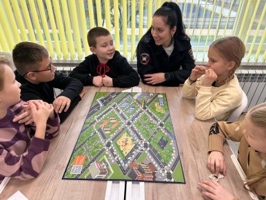 В пришкольных лагерях автоинспекторы проводят обучающие тренинги