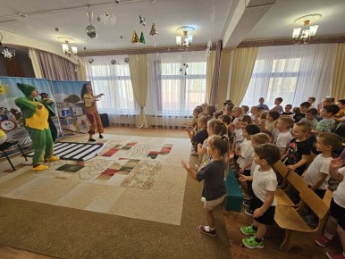 Белгородские сотрудники Госавтоинспекции и сказочные персонажи обучают дошкольников правилам дорожного движения